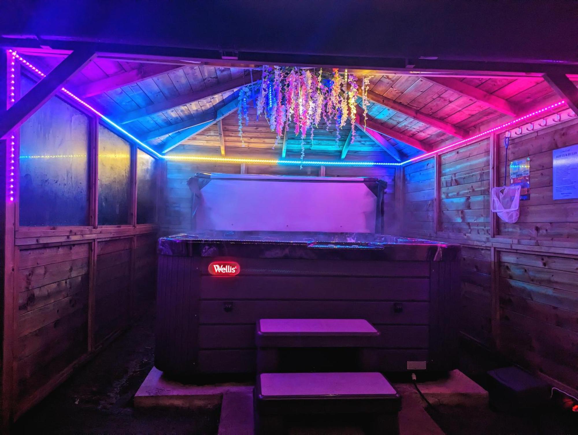 Finn Village "Raspberry Cottage" Private Garden, 6-Seater Hot Tub, Firepit & Pizza Stove Glasgow Exterior foto