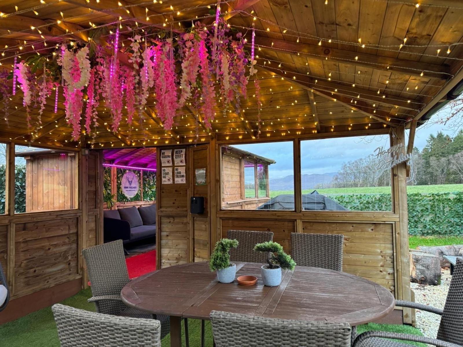 Finn Village "Raspberry Cottage" Private Garden, 6-Seater Hot Tub, Firepit & Pizza Stove Glasgow Exterior foto